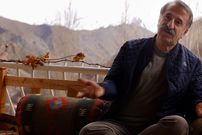 عکس؛ سفر در زمان؛ «مهران رجبی» در کنار همرزمان اش در جبهه و در داخل سنگر؛ دهه 60