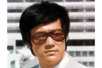 عکس| سفر در زمان؛ «بروسلی» با مدل ریش متفاوت در یک مصاحبه؛ سال 1350