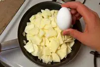 (ویدئو) اگر سیب زمینی، پیاز و تخم مرغ در خانه دارید، این غذای اسپانیایی را تست کنید