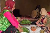 ببینید؛ غذای روستایی در ایران؛ برداشت گیاهان وحشی و پخت تره و نان