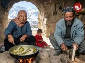 ببینید| غذای روستایی در افغانستان؛ پخت گشنیز پلو توسط زوج مسن در روستا