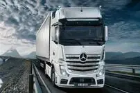 (ویدیو) مهارت و واکنش سریع راننده کامیون به لیز خوردن موتور 