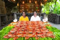 ببینید| غذای روستایی در سنگاپور؛ پخت خرچنگ به روش سنتی و زیر کاه