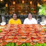 ببینید| غذای روستایی در سنگاپور؛ پخت خرچنگ به روش سنتی و زیر کاه