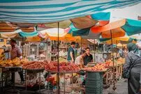 (عکس) نمایی از یک میوه فروشی در بازار رشت؛ یک قرن قبل