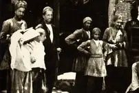 عکس| سفر زمان؛ رهگذران در یکی از خیابان‌های اصفهان؛ 130 سال قبل
