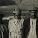 عکس| سفر زمان؛ عکس یادگاری جوانان قشقایی در کنار آرامگاه کوروش؛ 80 سال قبل