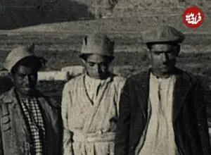 عکس| سفر زمان؛ عکس یادگاری جوانان قشقایی در کنار آرامگاه کوروش؛ 80 سال قبل