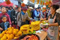 ببینید؛ غذای خیابانی در چین؛ پخت مرغ زعفرانی، کیک ذرت، غذاهای دریایی، نودل سیب زمینی و ... در یون نان