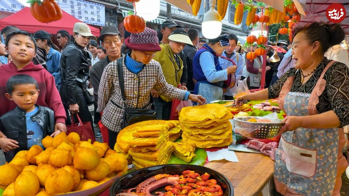 ببینید؛ غذای خیابانی در چین؛ پخت مرغ زعفرانی، کیک ذرت، غذاهای دریایی، نودل سیب زمینی و ... در یون نان