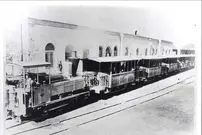 عکس| سفر در زمان؛ خروج مسافرین ماشین دودی از ایستگاه شهرری در دوره قاجار