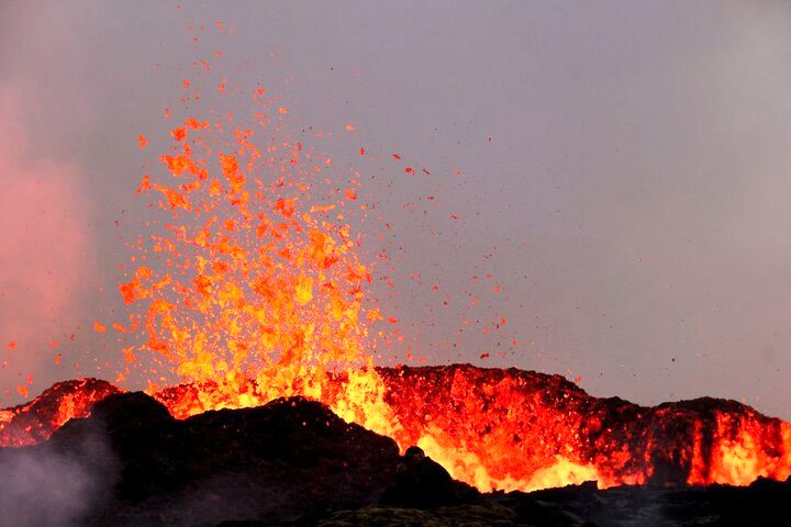 (ویدئو) تصاویر جدید از فوران دوباره آتش‌فشان ایسلندی در منطقه مسکونی