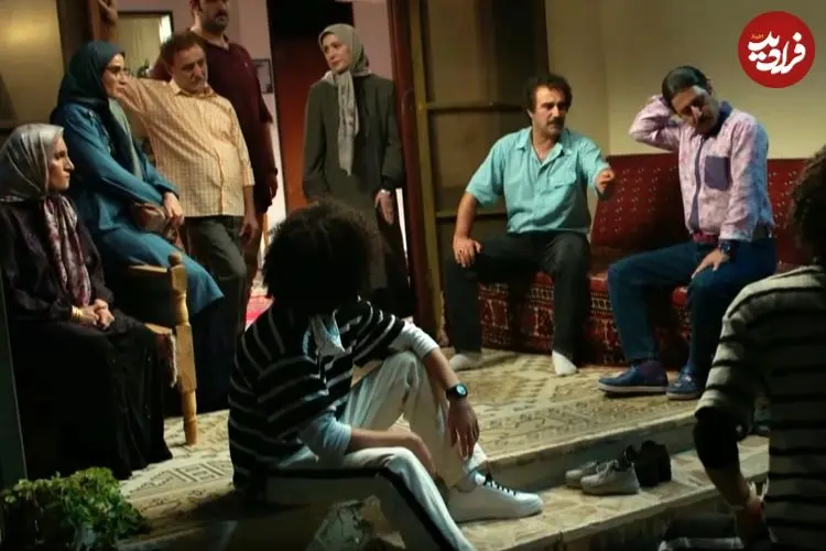 عکس| سفر در زمان؛ «بازیگران و کارگردان سریال پایتخت 7» در حال صرف شام در پشت صحنه
