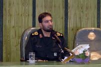 عکس؛ سفر به تاریخ؛ «پدر صنعت موشکی ایران» در حال دریافت درجه سرداری از رهبر انقلاب
