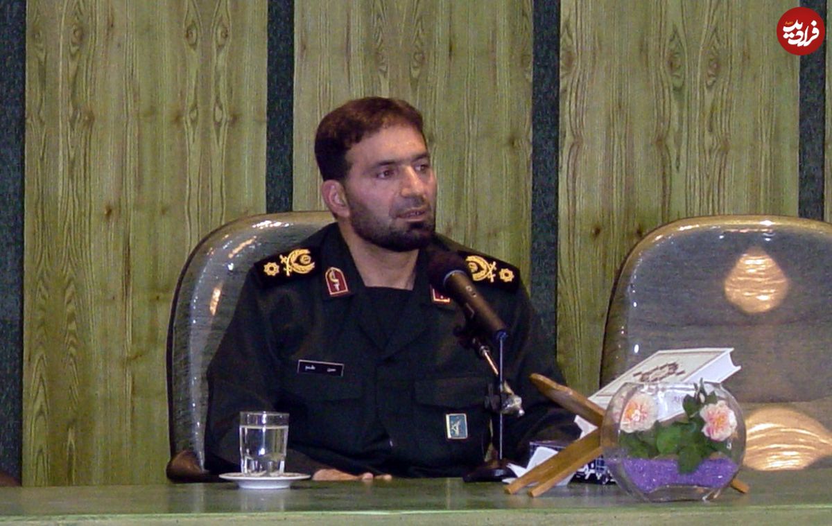 عکس؛ سفر به تاریخ؛ «پدر صنعت موشکی ایران» در حال دریافت درجه سرداری از رهبر انقلاب