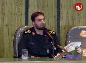 عکس؛ سفر به تاریخ؛ «پدر صنعت موشکی ایران» در حال دریافت درجه سرداری از رهبر انقلاب
