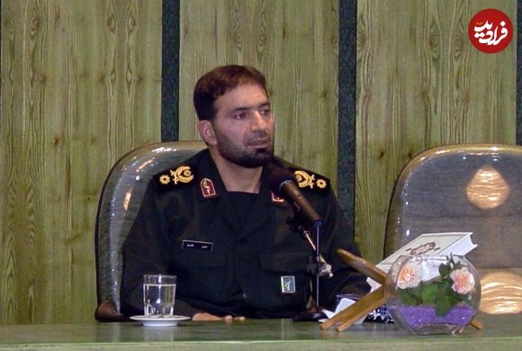 عکس؛ سفر به تاریخ؛ «پدر صنعت موشکی ایران» در حال دریافت درجه سرداری از رهبر انقلاب