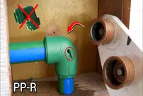 (ویدئو) ترفندی جالب برای تعویض زانویی شکسته لوله آب در محیط کوچک