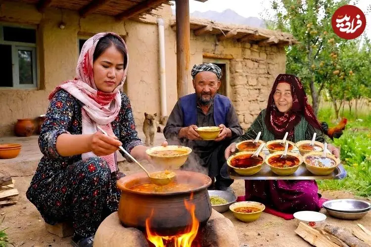 ببینید| غذای روستایی در افغانستان؛ پخت سوپ با مرغ، هویج و فلفل توسط زوج مسن افغان