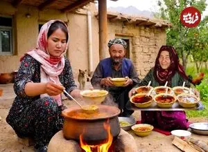 ببینید| غذای روستایی در افغانستان؛ پخت سوپ با مرغ، هویج و فلفل توسط زوج مسن افغان