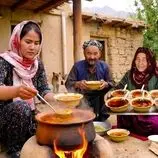 ببینید| غذای روستایی در افغانستان؛ پخت سوپ با مرغ، هویج و فلفل توسط زوج مسن افغان