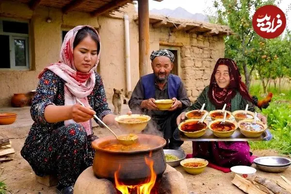 ببینید| غذای روستایی در افغانستان؛ پخت سوپ با مرغ، هویج و فلفل توسط زوج مسن افغان