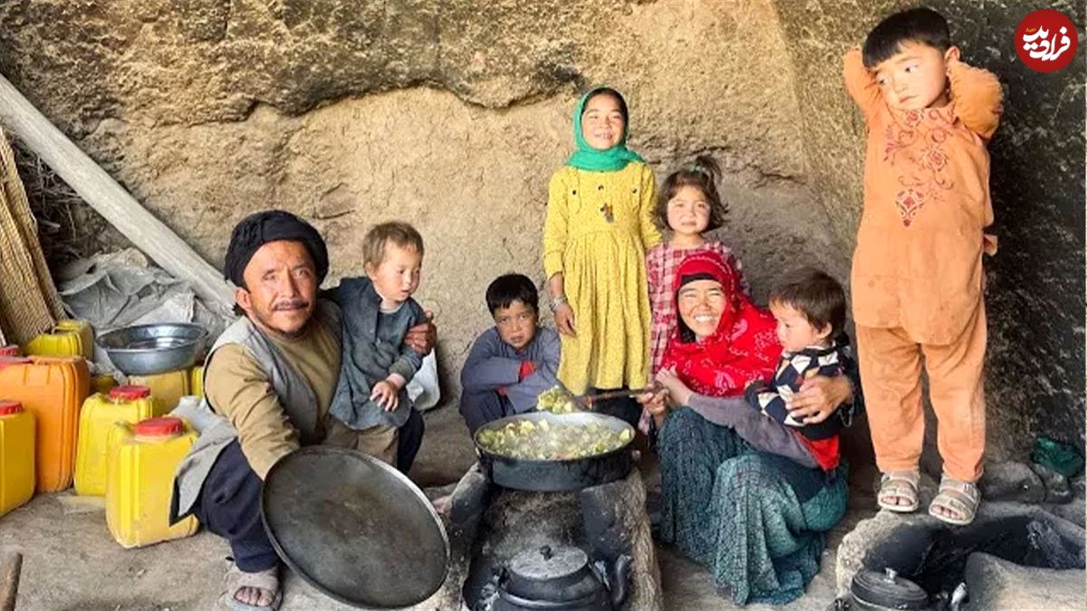 ببینید| غذای روستایی در افغانستان؛ پخت خوراک بامیه روی آتش در غار
