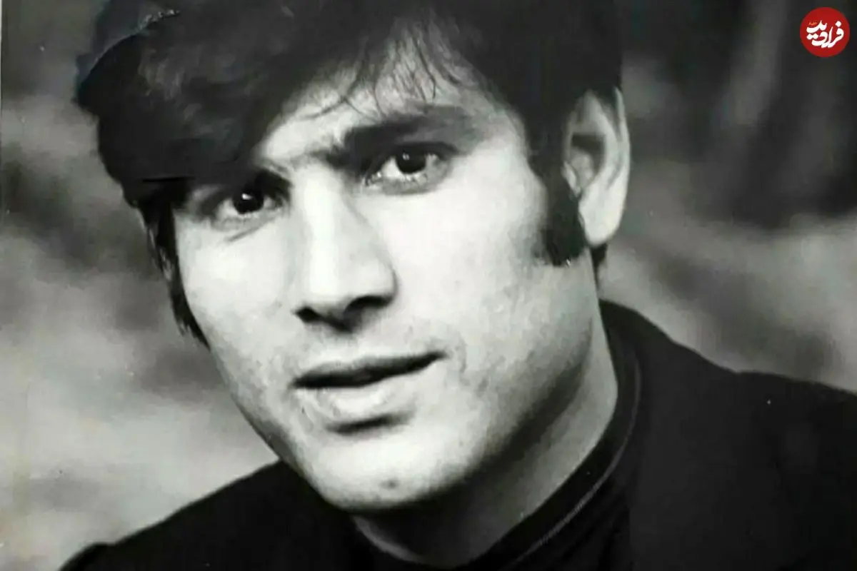 عکس| سفر در زمان؛ «نعمت آغاسی» سوار بر یک چهارچرخ کودکانه در خانه اش؛ دهه 50