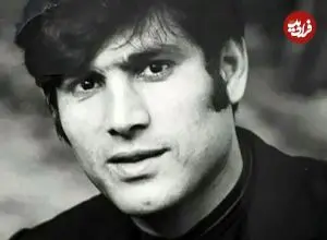 عکس| سفر در زمان؛ «نعمت آغاسی» سوار بر یک چهارچرخ کودکانه در خانه اش؛ دهه 50