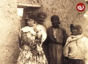 عکس| سفر زمان؛ ژست دختران کُرد با کوزه‌های آب روی دوش؛ بیش از یک قرن قبل