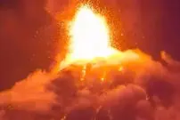 ببینید| فوران ناگهانی آتشفشان وسط پخش زنده