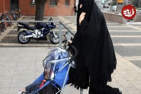 عکس زن محجبه موتورسوار با فرزندش و واکنش به آن