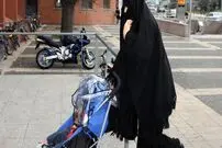 عکس زن محجبه موتورسوار با فرزندش و واکنش به آن