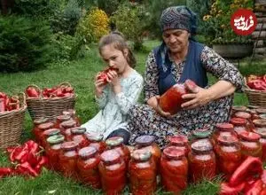 ببینید| غذای روستایی در آذربایجان؛ تهیه ترشی با فلفل دلمه ای برای زمستان
