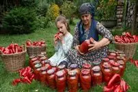 ببینید| غذای روستایی در آذربایجان؛ تهیه ترشی با فلفل دلمه ای برای زمستان