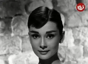 عکس| سفر در زمان؛ «آدری هپبورن» در حال خوردن عصرانه در لندن؛ سال 1329