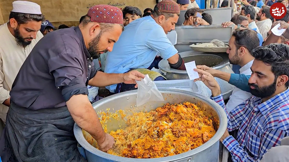 (ویدئو) غذای خیابانی در پاکستان؛ پخت و سرو چلو مرغ بریانی در کراچی