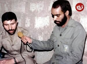 عکس؛ سفر در زمان؛ «سرلشکر فیروزآبادی در حال تقدیر از صیاد شیرازی»؛ سال 70
