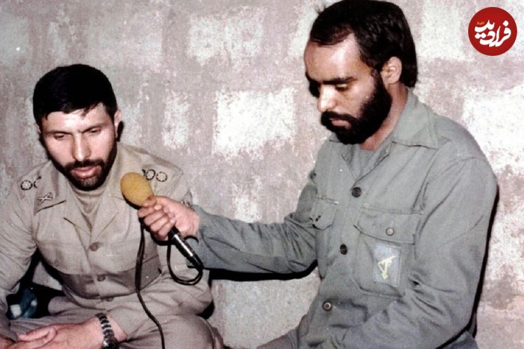 عکس؛ سفر در زمان؛ «سرلشکر فیروزآبادی در حال تقدیر از صیاد شیرازی»؛ سال 70