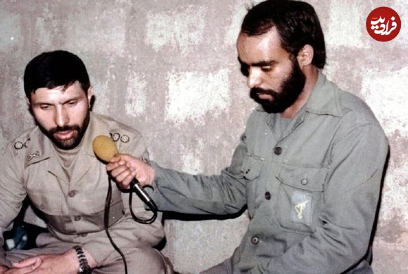 عکس؛ سفر در زمان؛ «سرلشکر فیروزآبادی در حال تقدیر از صیاد شیرازی»؛ سال 70