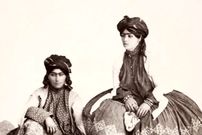 عکس| سفر به ایران قدیم؛ ژست «دختران کُرد» در حال حمل کوزه‌های آب؛ بیش از یک قرن قبل