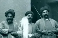 عکس| سفر به ایران قدیم؛ زرتشتی‌ها در حیاط یک خانه در یزد؛ 130 سال قبل