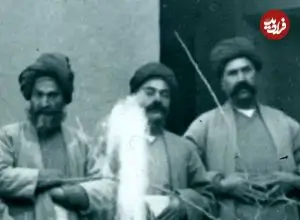 عکس| سفر به ایران قدیم؛ زرتشتی‌ها در حیاط یک خانه در یزد؛ 130 سال قبل