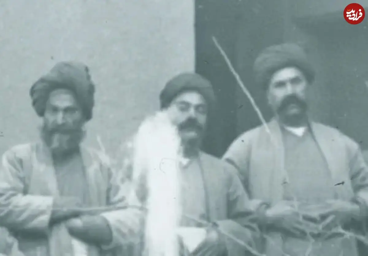 عکس| سفر به ایران قدیم؛ زرتشتی‌ها در حیاط یک خانه در یزد؛ 130 سال قبل