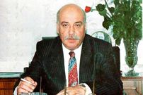 عکس؛ سفر به تاریخ؛ «هژبر یزدانی، ابرسرمایه‌دار دوران پهلوی» در یک مهمانی در کنار «فرخ‌رو پارسا»