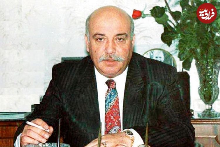 عکس؛ سفر به تاریخ؛ «هژبر یزدانی، ابرسرمایه‌دار دوران پهلوی» در یک مهمانی در کنار «فرخ‌رو پارسا»