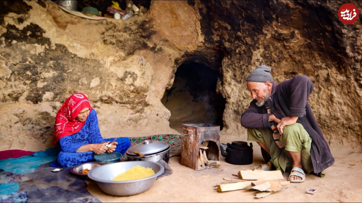 (ویدئو) زندگی عاشقانه زوج 80 ساله افغانستانی در غار؛ پخت متفاوت مرغ و سیب سرخ شده