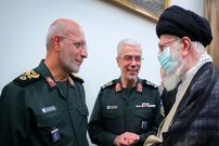 عکس؛ سفر به تاریخ؛ «سردار محرابی» در حال رانندگی با قایق در تالاب هورالعظیم در دوران جنگ