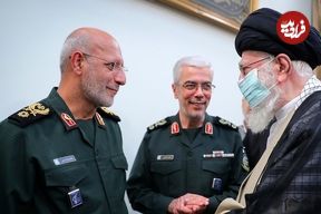 عکس؛ سفر به تاریخ؛ «سردار محرابی» در حال رانندگی با قایق در تالاب هورالعظیم در دوران جنگ