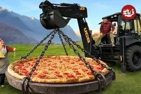 ببینید| غذای روستایی در آذربایجان؛ پخت یک پیتزای غول پیکر و حمل آن با بیل مکانیکی